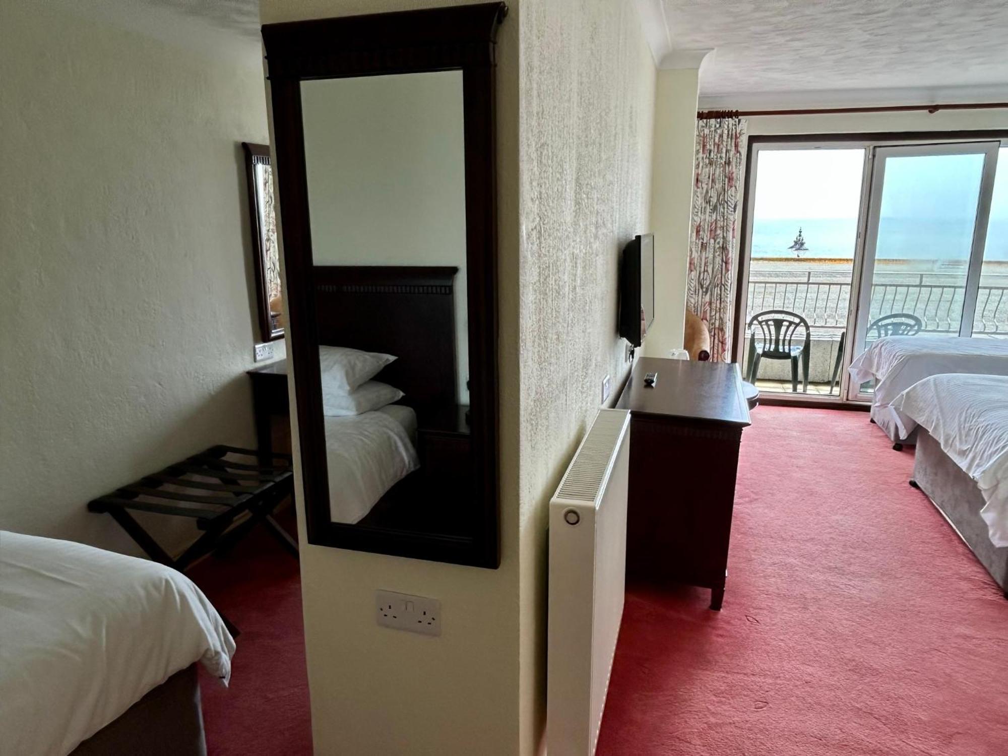 Regent Court - Seafront, Sandown - Free Car Ferry For Bookings Of 3 Or More Nights, Subject To Availability Room photo