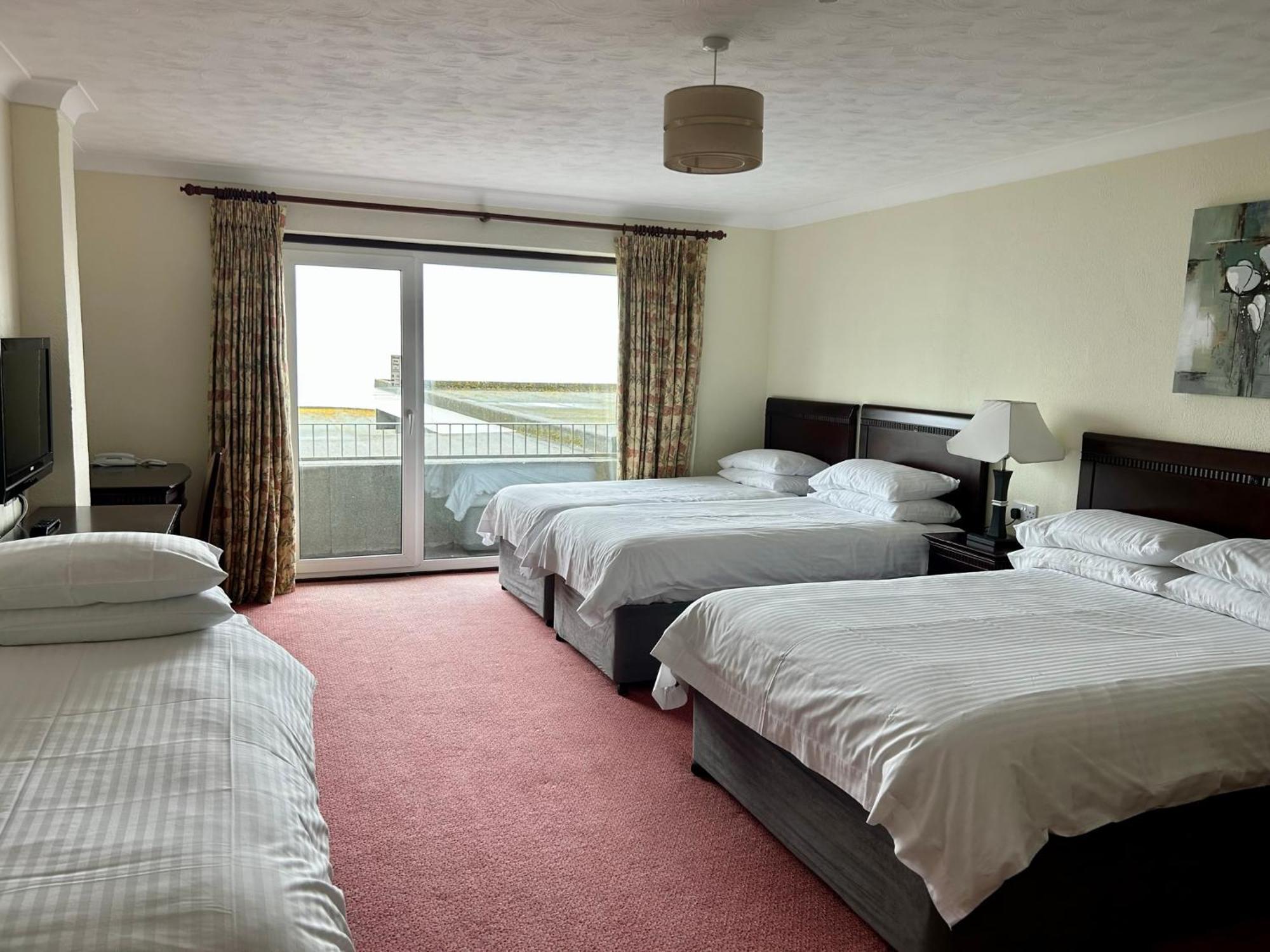 Regent Court - Seafront, Sandown - Free Car Ferry For Bookings Of 3 Or More Nights, Subject To Availability Room photo