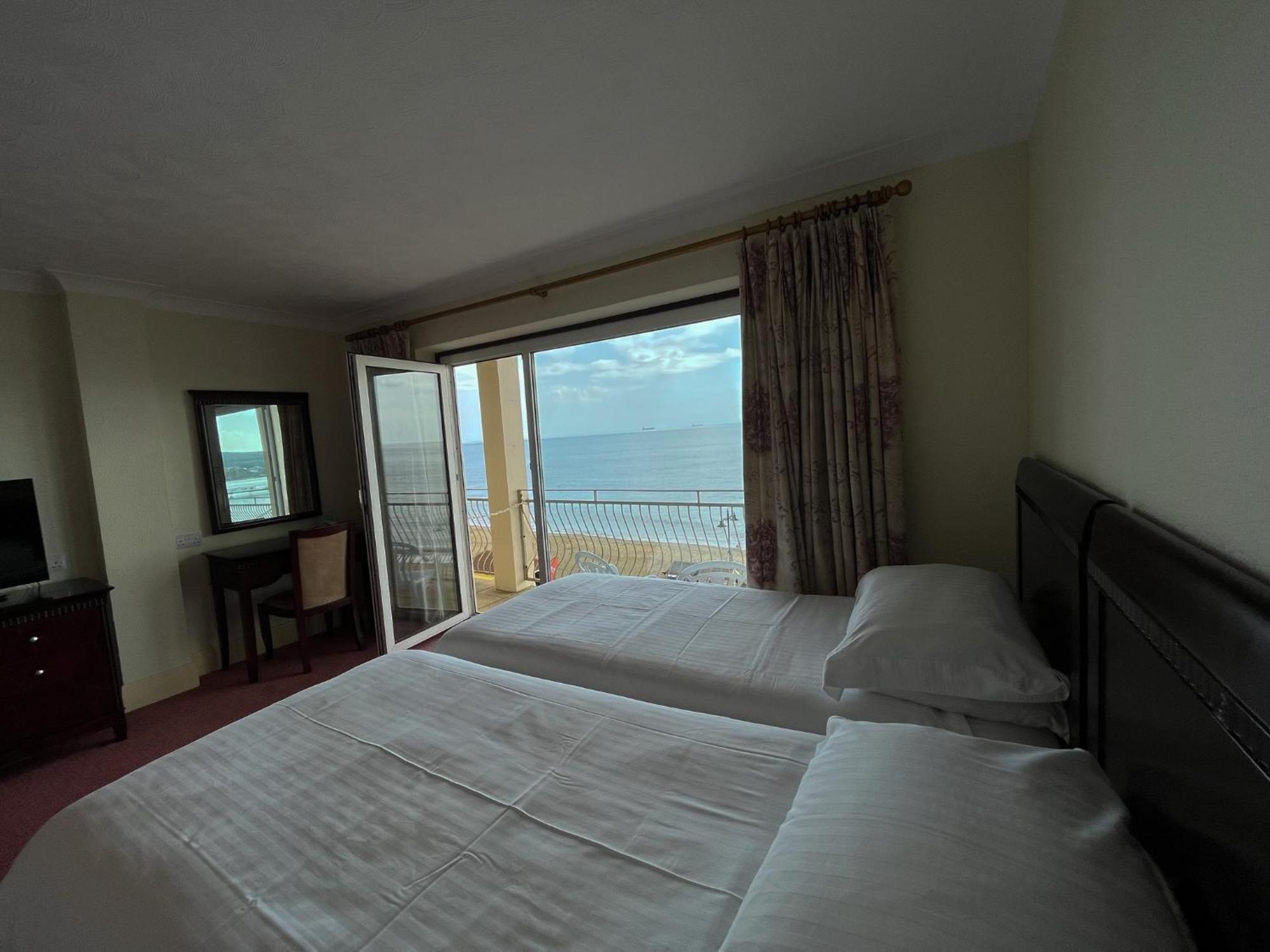 Regent Court - Seafront, Sandown - Free Car Ferry For Bookings Of 3 Or More Nights, Subject To Availability Room photo