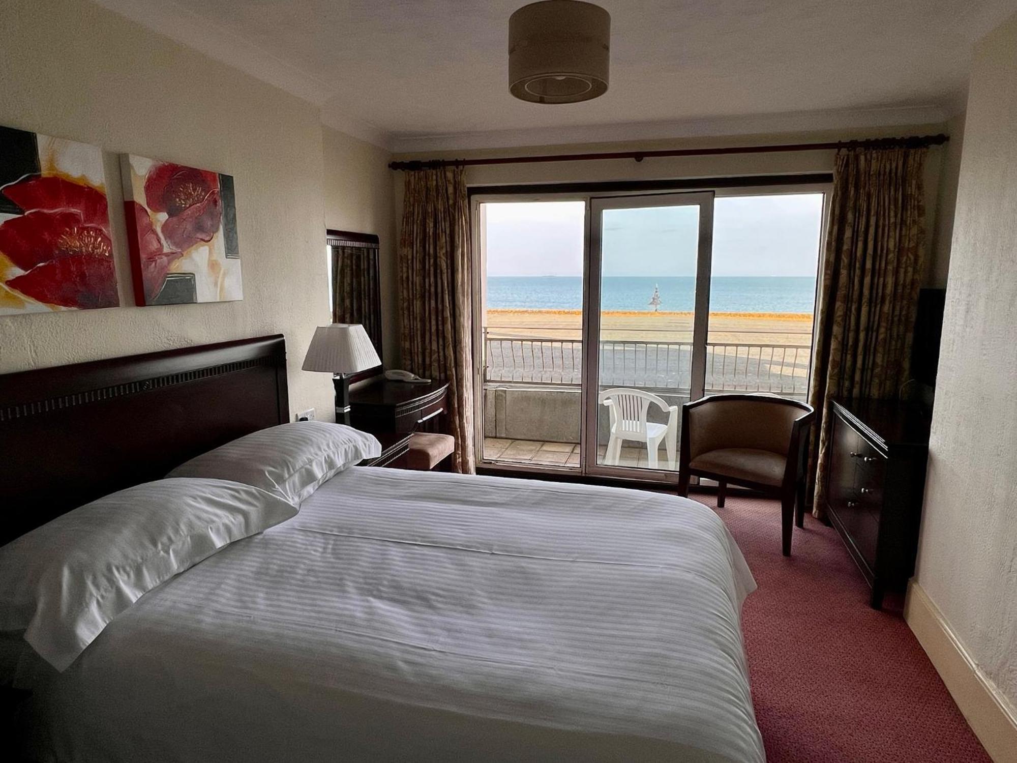 Regent Court - Seafront, Sandown - Free Car Ferry For Bookings Of 3 Or More Nights, Subject To Availability Room photo